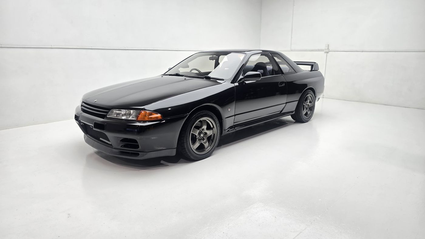 Nissan Skyline R32 GT-R in black, front three-quarter